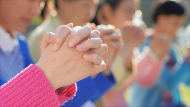 Ang tunay na pananampalataya sa Diyos ay nangangahulugan ng pagdanas sa mga salita at gawain ng Diyos na batay sa isang paniniwala na ang Diyos ang may tangan ng kapangyarihan sa lahat ng mga bagay